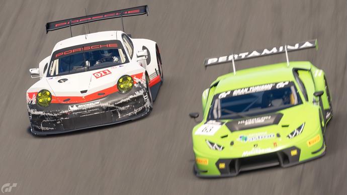 Dos coches de carreras recorriendo una pista en Gran Turismo Sport