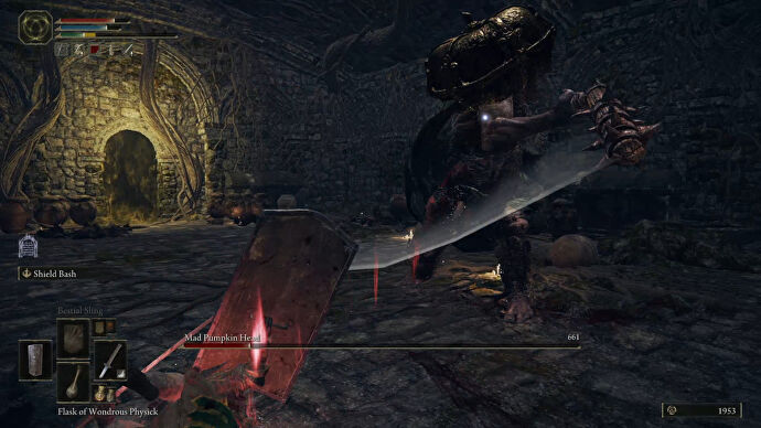 La Cabeza de Calabaza Loca, un jefe en el Anillo de Elden, ataca al jugador con su mayal.