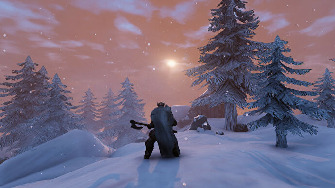 Captura de pantalla de Valheim de un jugador de espaldas a la cámara, empuñando un Hacha de Batalla y mirando hacia un bioma de las Montañas.
