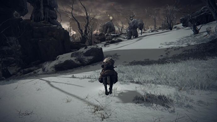 El jugador del Anillo de Elden monta un caballo a través de un campo nevado en las Cimas de los Gigantes.