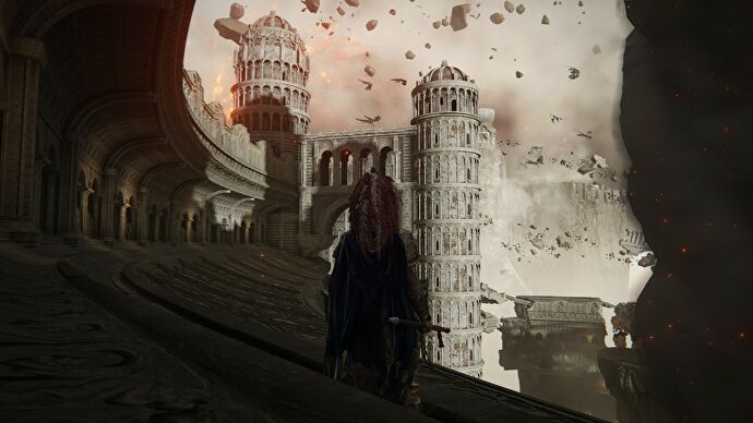 El jugador de Elden Ring está de pie en una pasarela curva mientras los dragones vuelan por encima y un tornado se arremolina cerca.